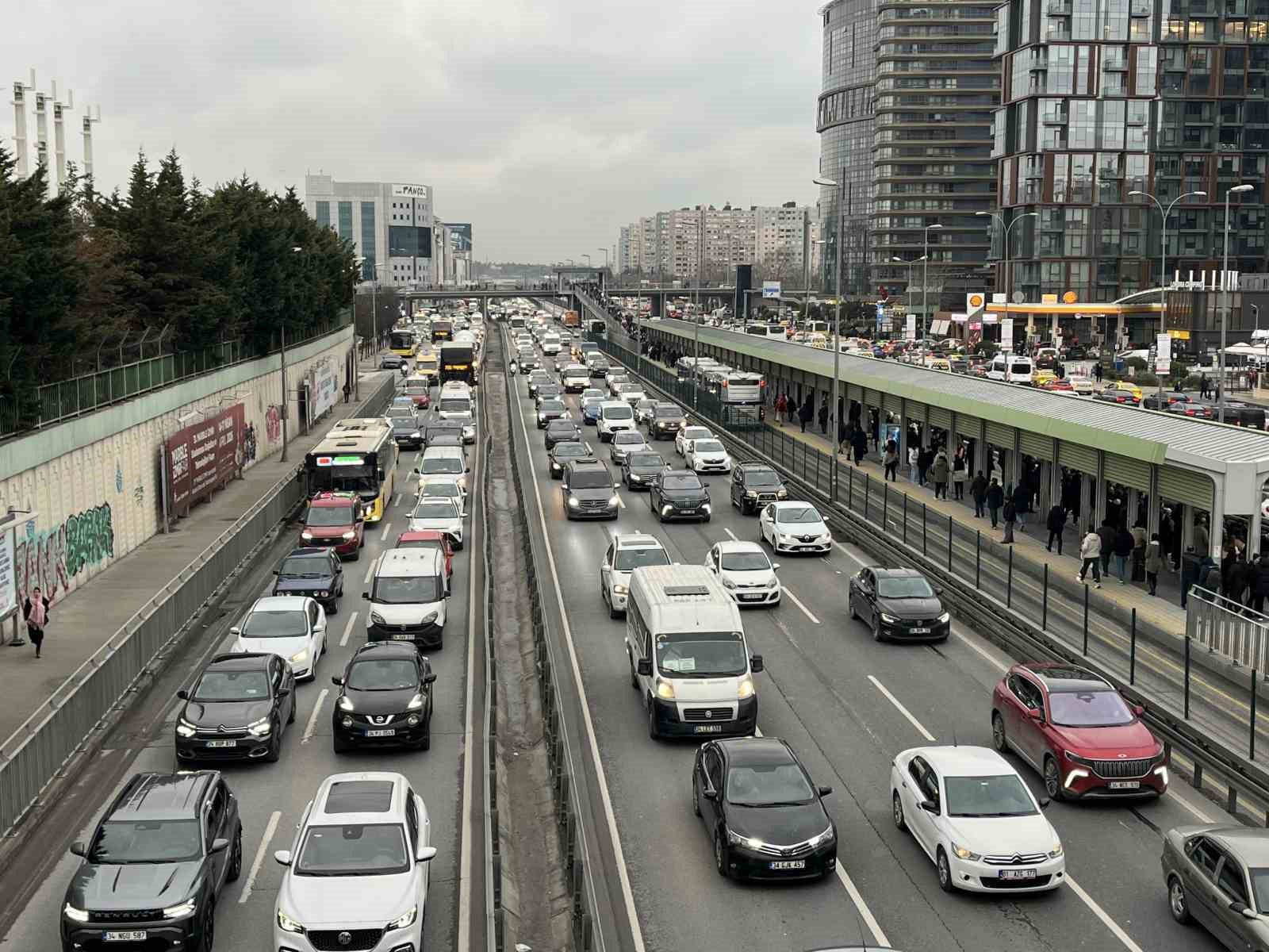 istanbulda iftar oncesi trafik yogunlugu yuzde 87e cikti 2 WMbmp4bg