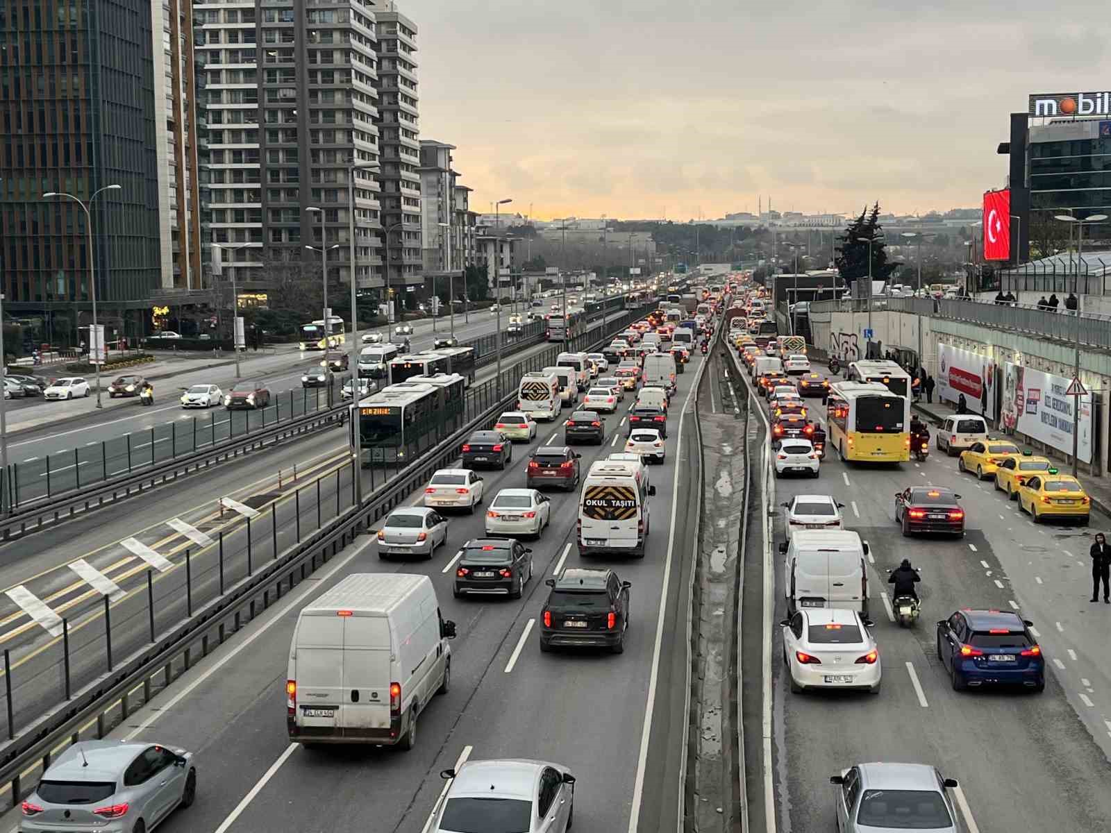 istanbulda iftar oncesi trafik yogunlugu yuzde 87e cikti 3 vh5WeRke