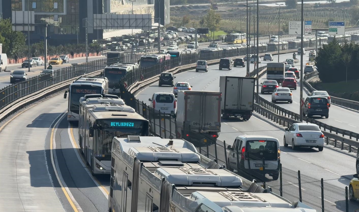 istanbulda iki metrobus carpisti 1 yarali 0 bTdyzTSW