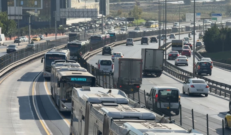istanbulda-iki-metrobus-carpisti-1-yarali-biMSr7pS.jpg