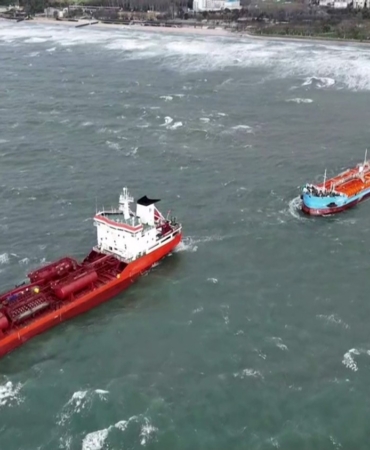 istanbulda-iki-tanker-acil-durum-cagrisinda-bulundu-gemiler-havadan-goruntulendi-CrfyXsHn.jpg