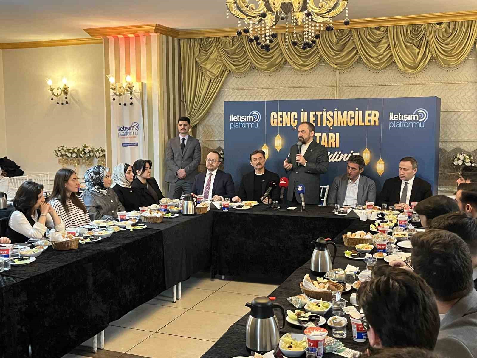 istanbulda iletisim fakultesi ogrencileri ak partinin duzenledigi iftarda bulustu 4 QGdnyWIC