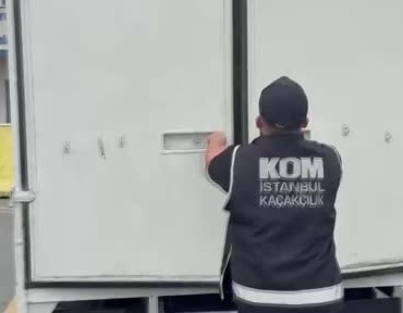 istanbulda-kacak-sigara-operasyonu-4-milyon-makaron-ele-gecirildi-1HdjjHrR.jpg
