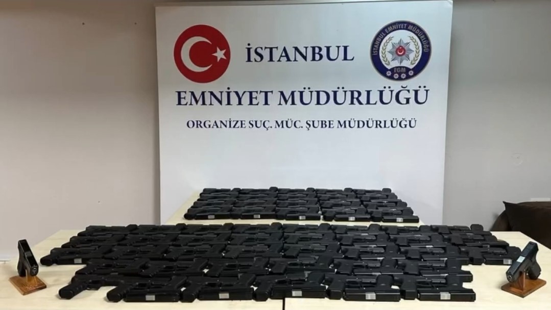 istanbulda kacak silah operasyonu takside ve depoda 113 tabanca ele gecirildi 1 6t4IIX6Z