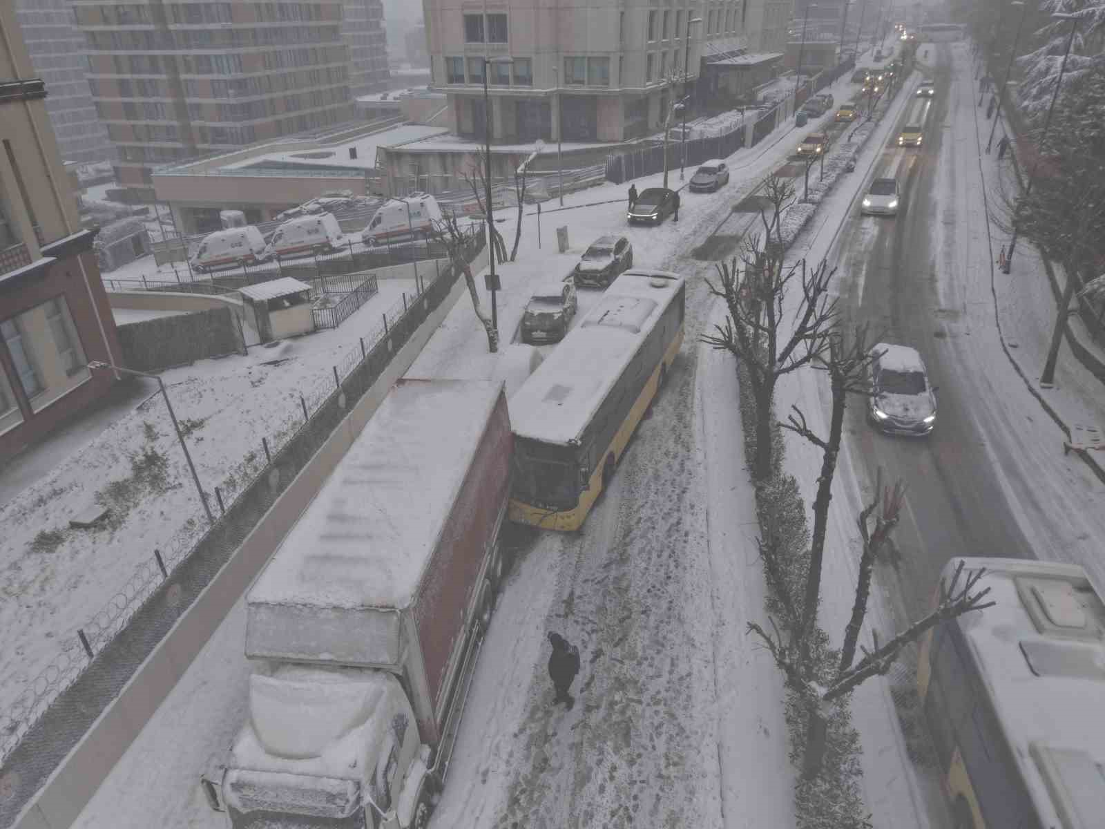 İstanbul’da kar kazaları da beraberinde getirdi, İETT otobüsü park halindeki kamyona çarptı 4 istanbulda kar kazalari da beraberinde getirdi iett otobusu park halindeki kamyona carpti 0 AFuy3lwH