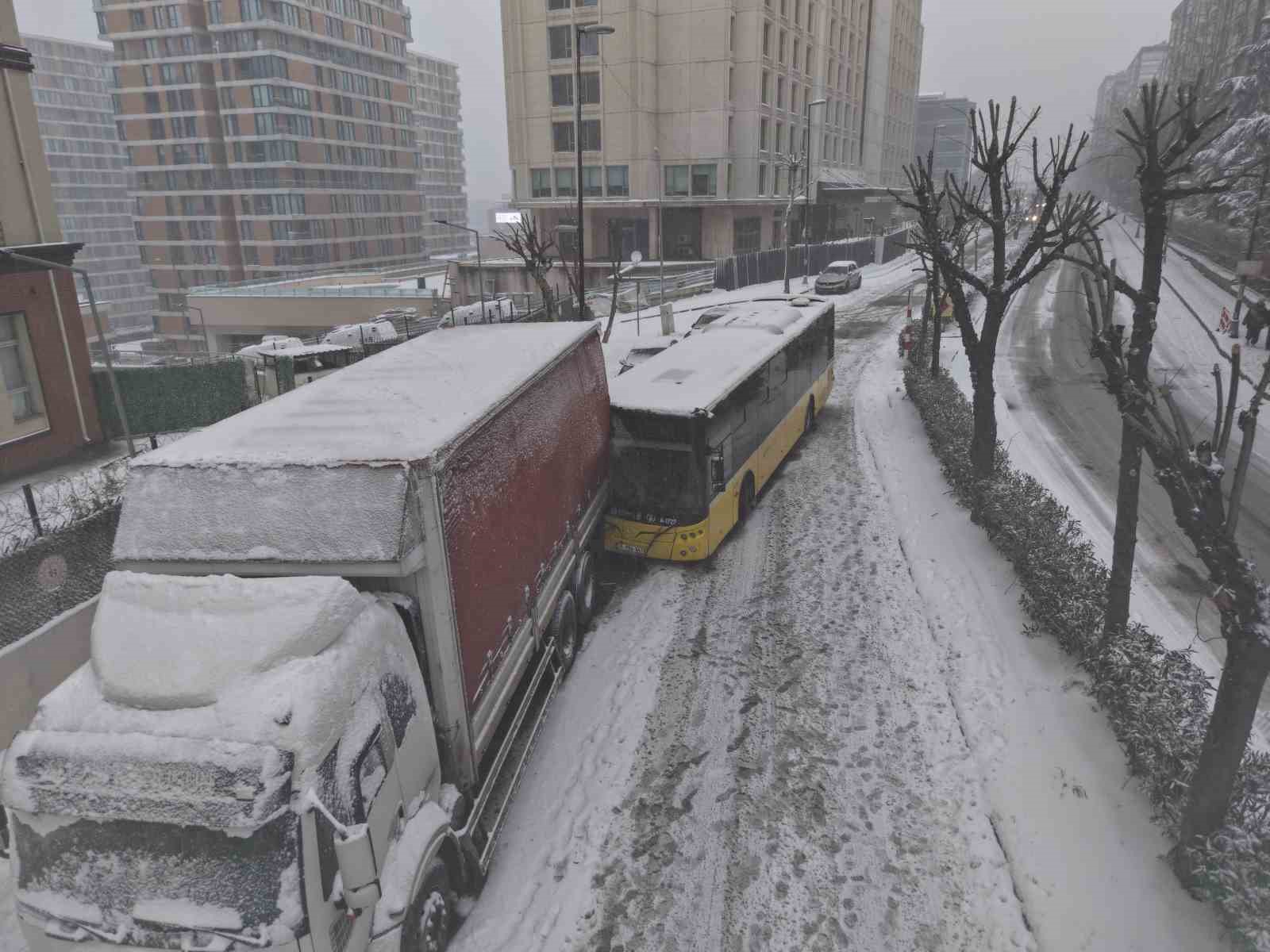 İstanbul’da kar kazaları da beraberinde getirdi, İETT otobüsü park halindeki kamyona çarptı 5 istanbulda kar kazalari da beraberinde getirdi iett otobusu park halindeki kamyona carpti 1 9Grre5OL