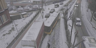 istanbulda-kar-kazalari-da-beraberinde-getirdi-iett-otobusu-park-halindeki-kamyona-carpti-tfMyFNBu.jpg