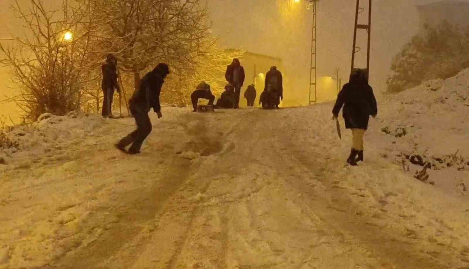 istanbulda kar sonrasi sokaklar oyun alanina dondu 0 8QZp8PdU