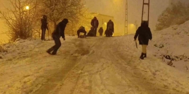 istanbulda-kar-sonrasi-sokaklar-oyun-alanina-dondu-i5GEYFDm.jpg