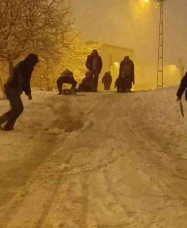 istanbulda-kar-sonrasi-sokaklar-oyun-alanina-dondu-i5GEYFDm.jpg