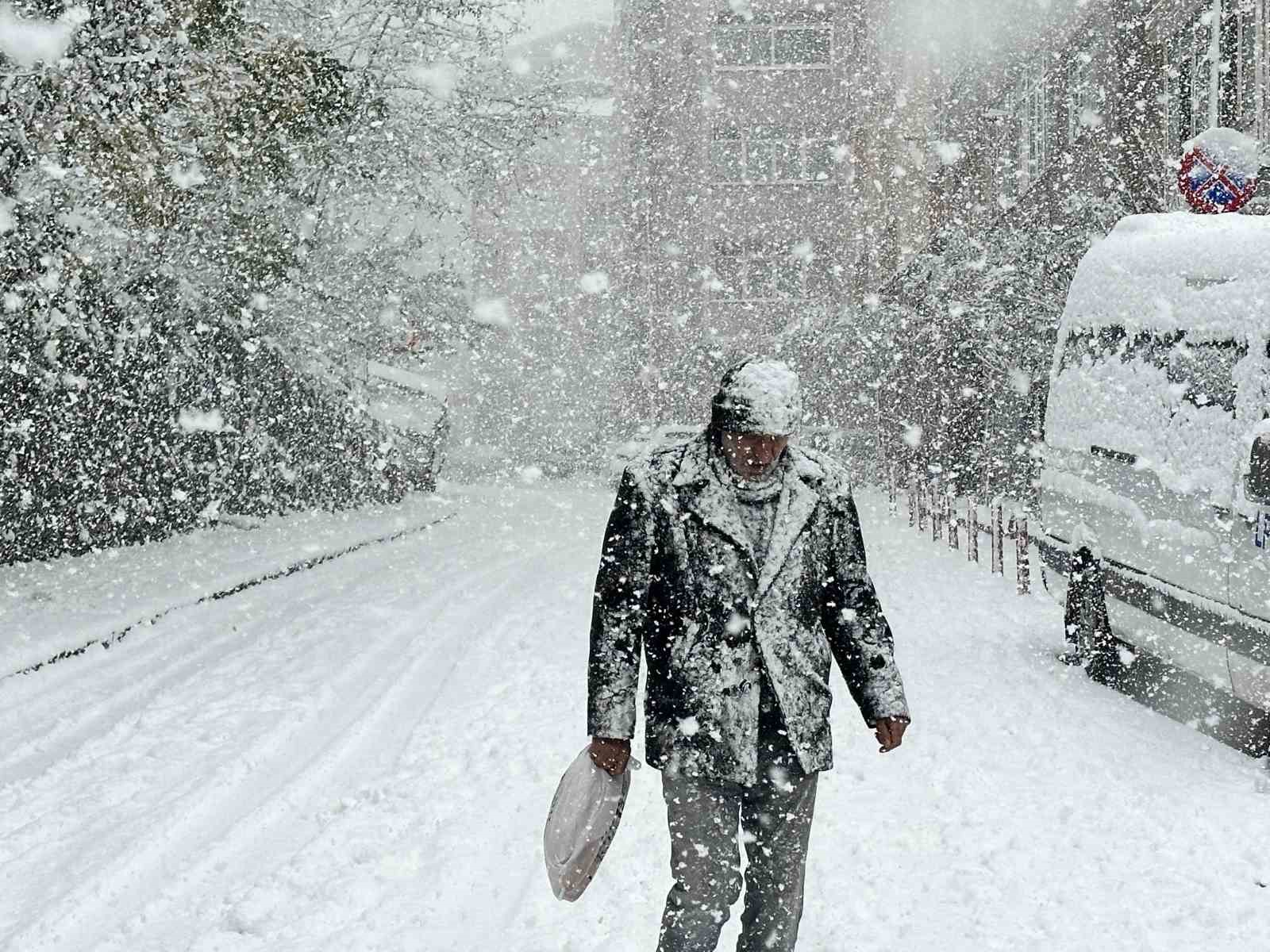 istanbulda kar yagisi araclar guclukle ilerledi 2 AJekPUEm