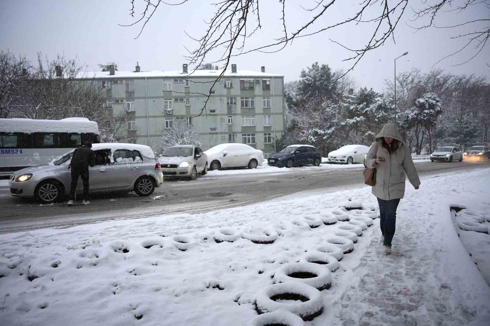 istanbulda kar yagisi etkili oluyor 0
