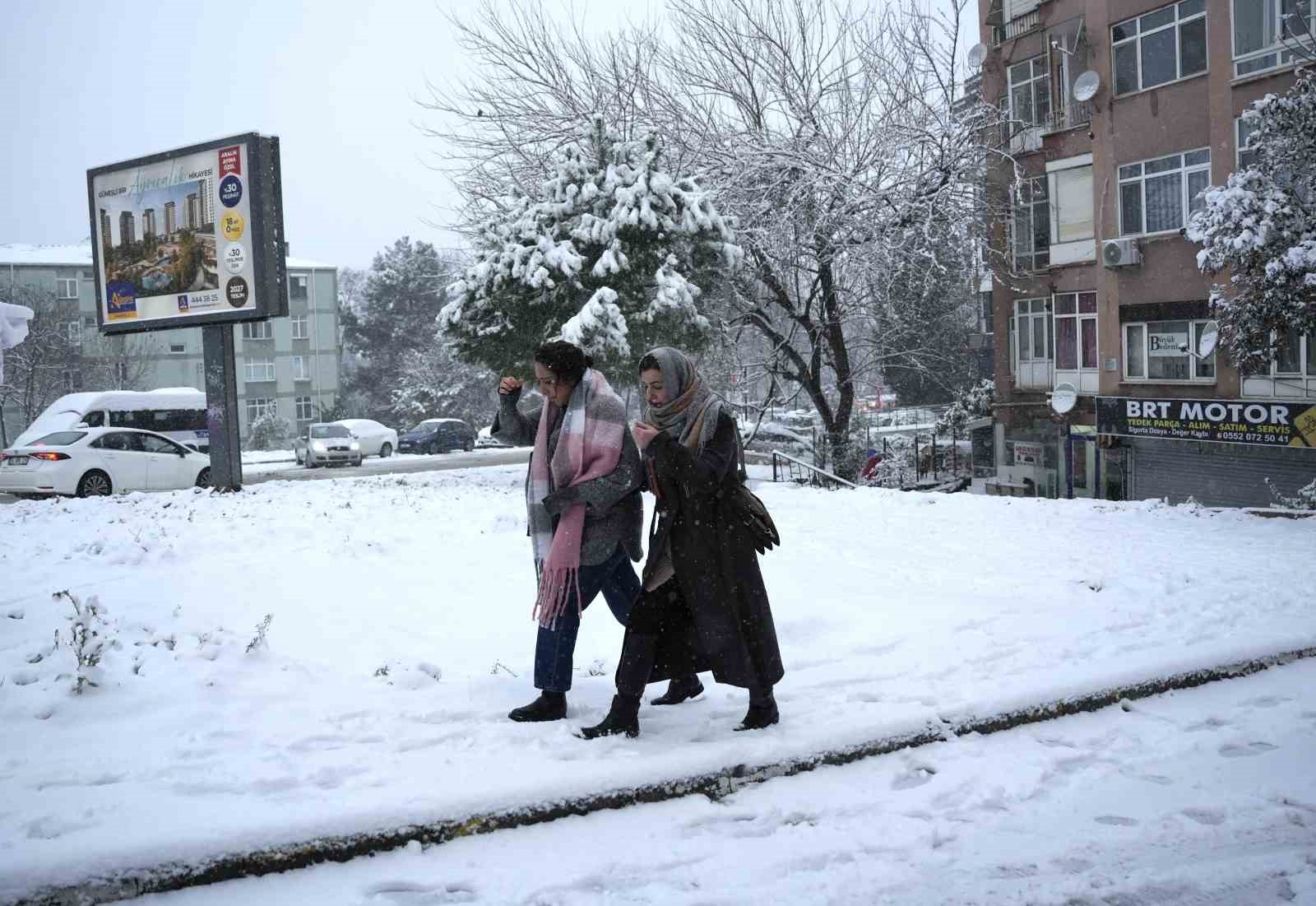 istanbulda kar yagisi etkili oluyor 2 YIGqkbVL