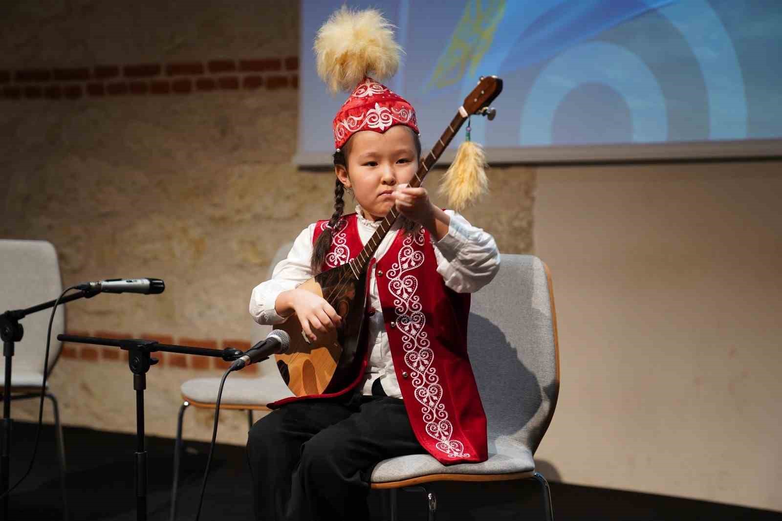 istanbulda kazak edebiyati ruzgari esti 3