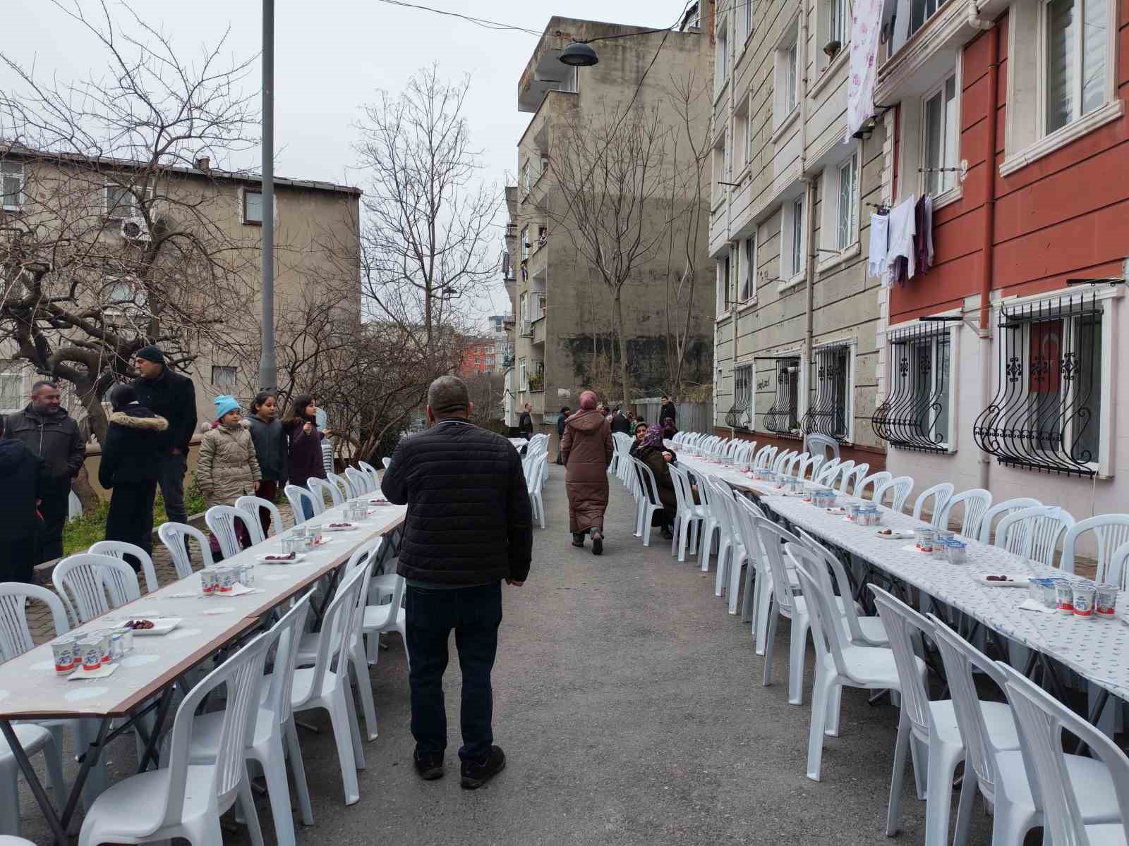 İstanbul’da komşuluk geleneğini sürdüren mahalle aynı sofrada 11’inci kez iftar yaptı 5 istanbulda komsuluk gelenegini surduren mahalle ayni sofrada 11inci kez iftar yapti 1 i6w8j8r8