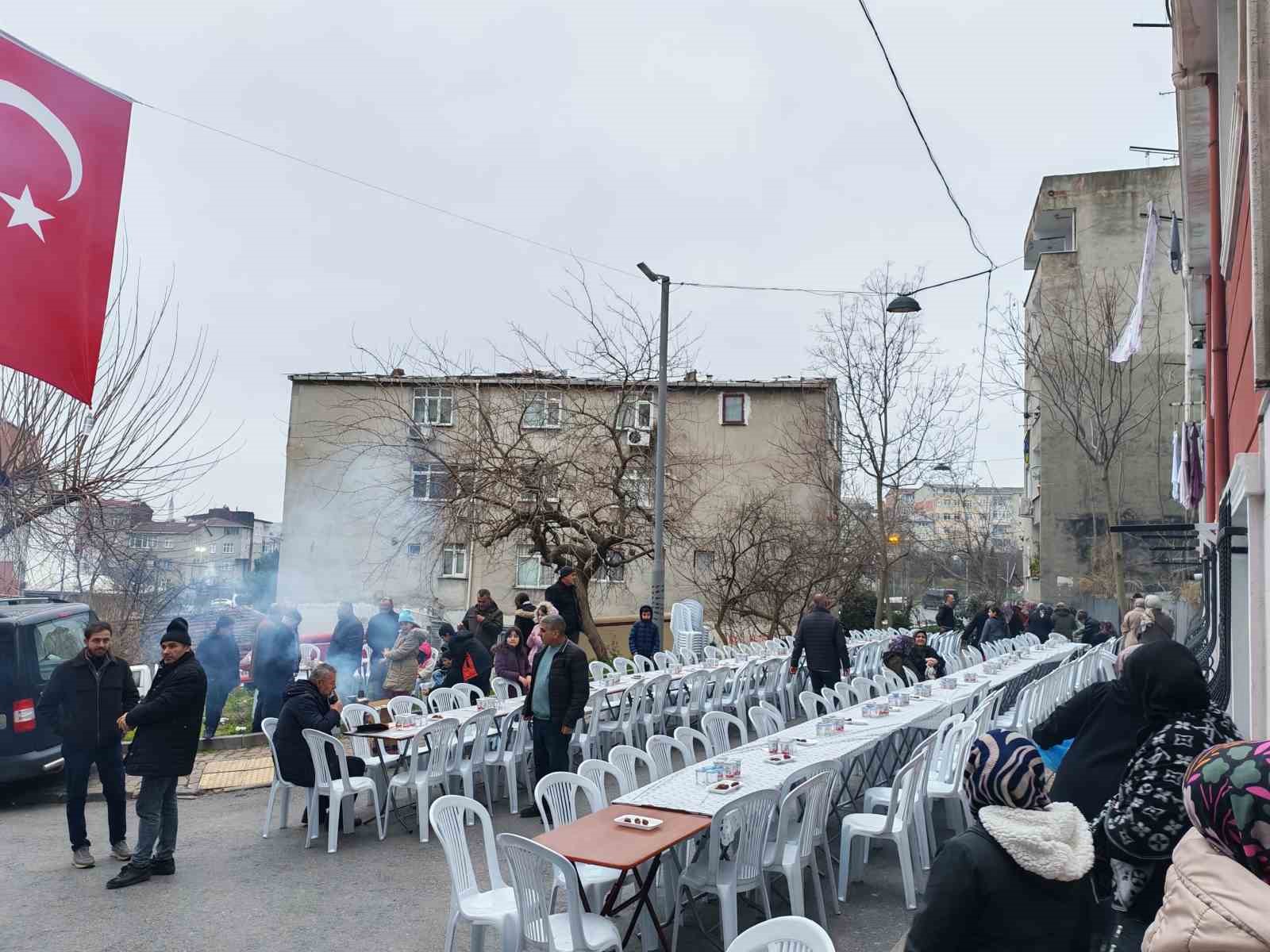 İstanbul’da komşuluk geleneğini sürdüren mahalle aynı sofrada 11’inci kez iftar yaptı 6 istanbulda komsuluk gelenegini surduren mahalle ayni sofrada 11inci kez iftar yapti 2 raJsteZb