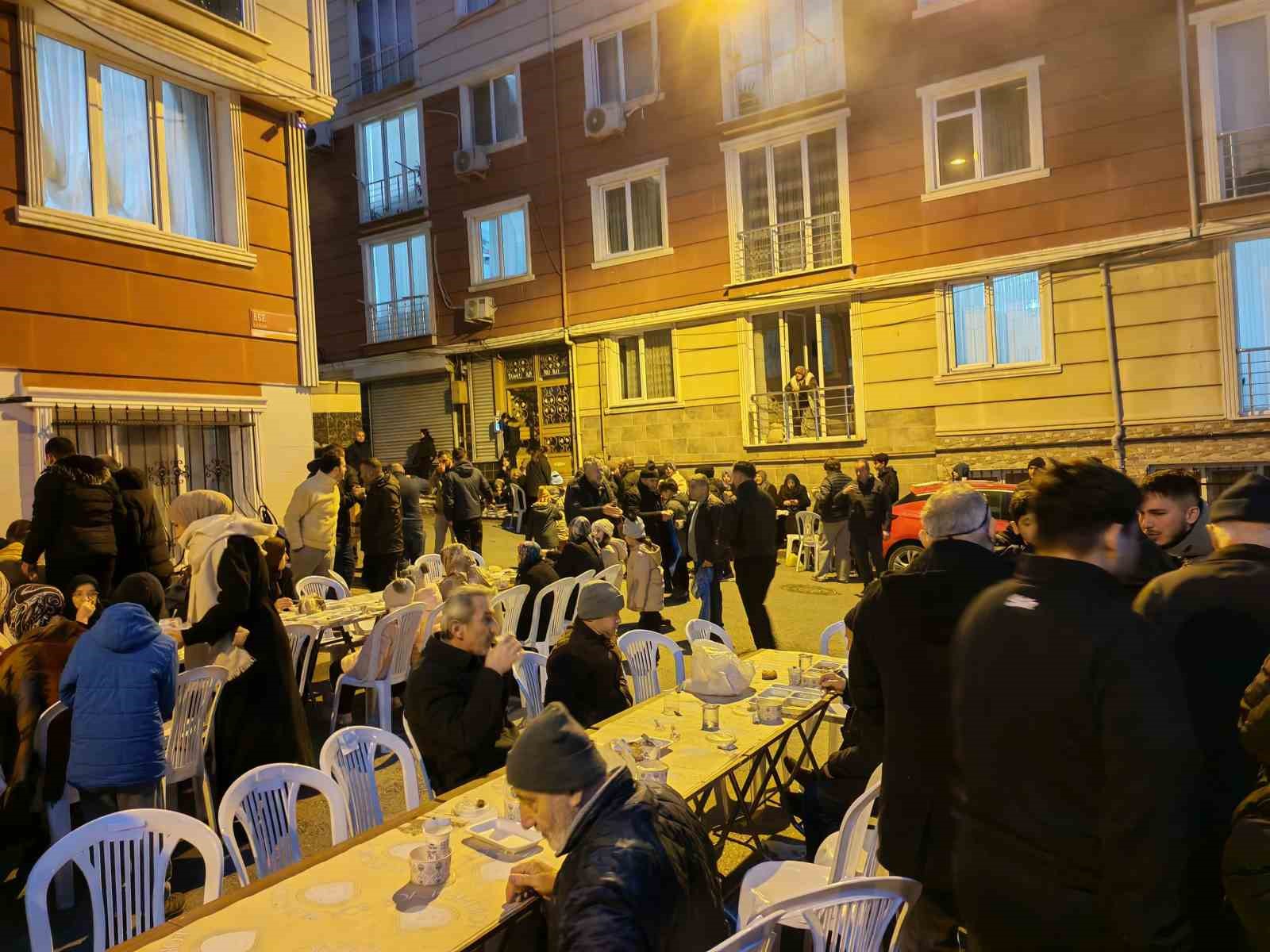 İstanbul’da komşuluk geleneğini sürdüren mahalle aynı sofrada 11’inci kez iftar yaptı 7 istanbulda komsuluk gelenegini surduren mahalle ayni sofrada 11inci kez iftar yapti 3