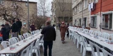 istanbulda-komsuluk-gelenegini-surduren-mahalle-ayni-sofrada-11inci-kez-iftar-yapti-MFbvG33p.jpg