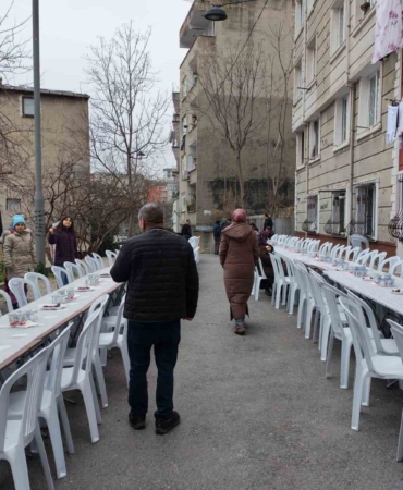 istanbulda-komsuluk-gelenegini-surduren-mahalle-ayni-sofrada-11inci-kez-iftar-yapti-MFbvG33p.jpg