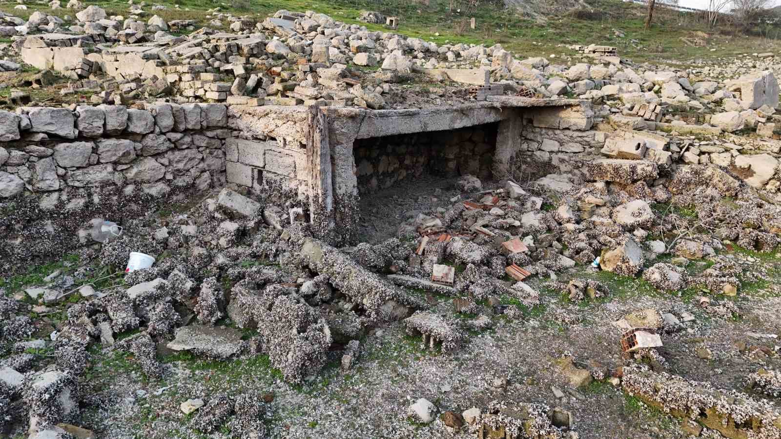 istanbulda kurakligin en net goruntusu barajdaki su seviyesi dusunce eski koy evleri ortaya cikti 6lhkeApG