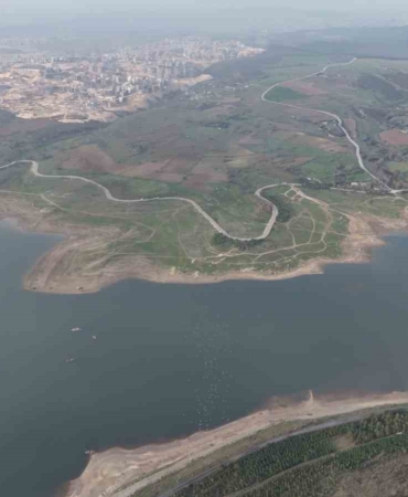 istanbulda-kurakligin-en-net-goruntusu-barajdaki-su-seviyesi-dusunce-eski-koy-evleri-ortaya-cikti-IOGlrfwH.jpg
