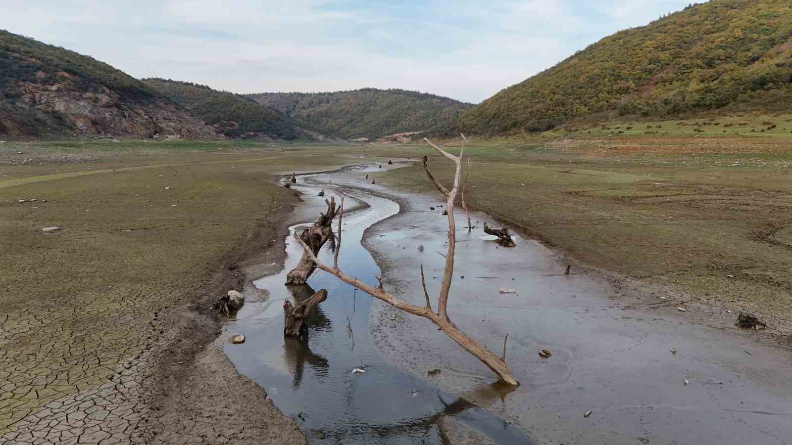 istanbulda kurakligin en net goruntusu barajdaki su seviyesi dusunce eski koy evleri ortaya cikti VyspDjJs