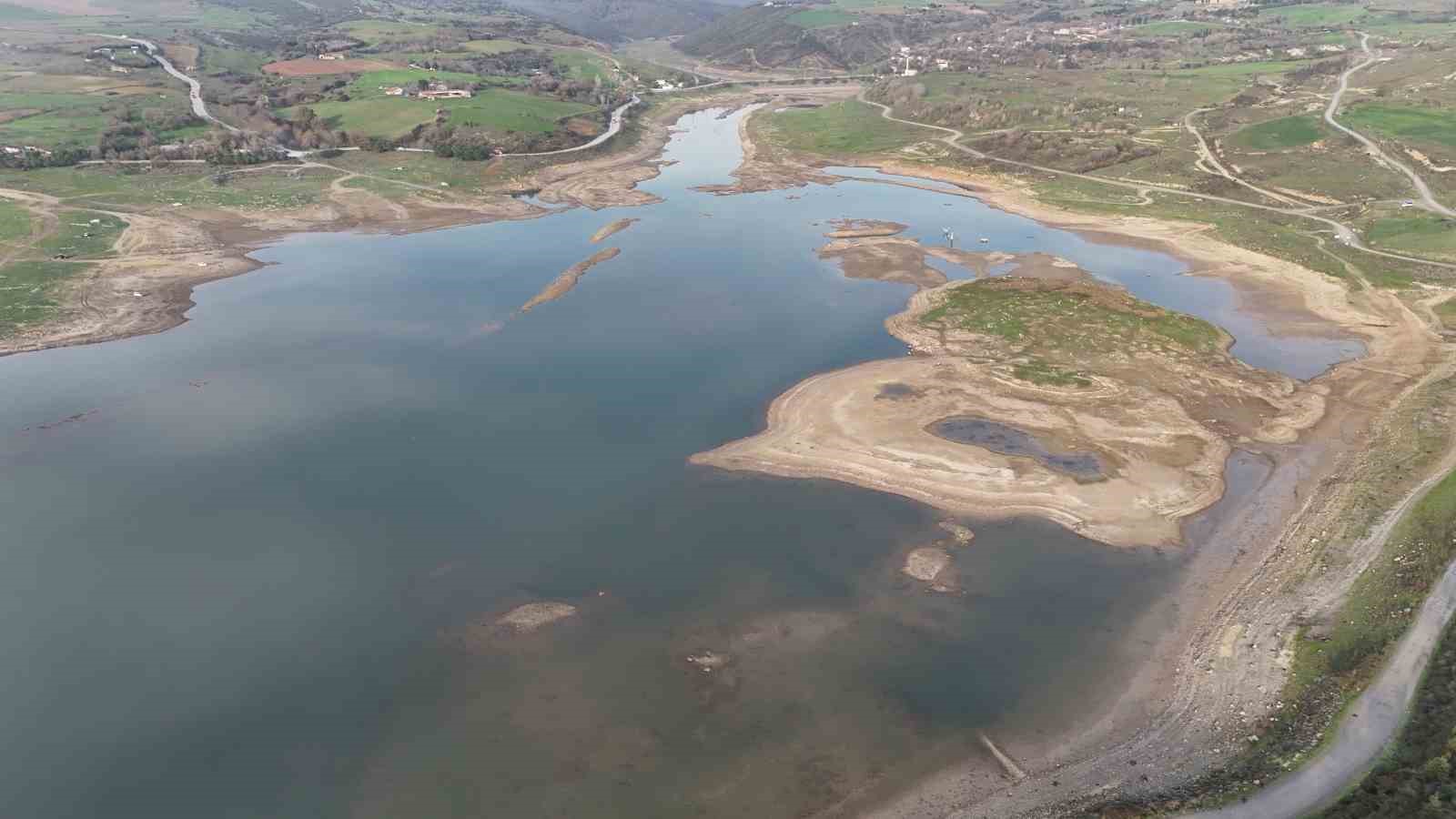 istanbulda kurakligin en net goruntusu barajdaki su seviyesi dusunce eski koy evleri ortaya cikti WZKSgByE