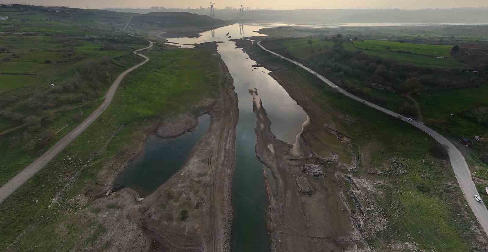 istanbulda kurakligin en net goruntusu barajdaki su seviyesi dusunce eski koy evleri ortaya cikti gz3cpWzB