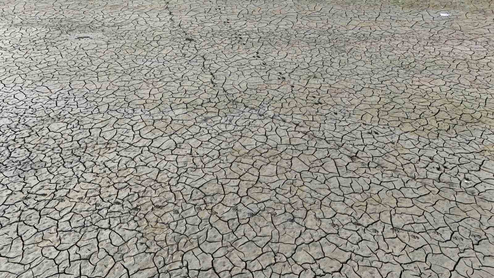istanbulda kurakligin en net goruntusu barajdaki su seviyesi dusunce eski koy evleri ortaya cikti