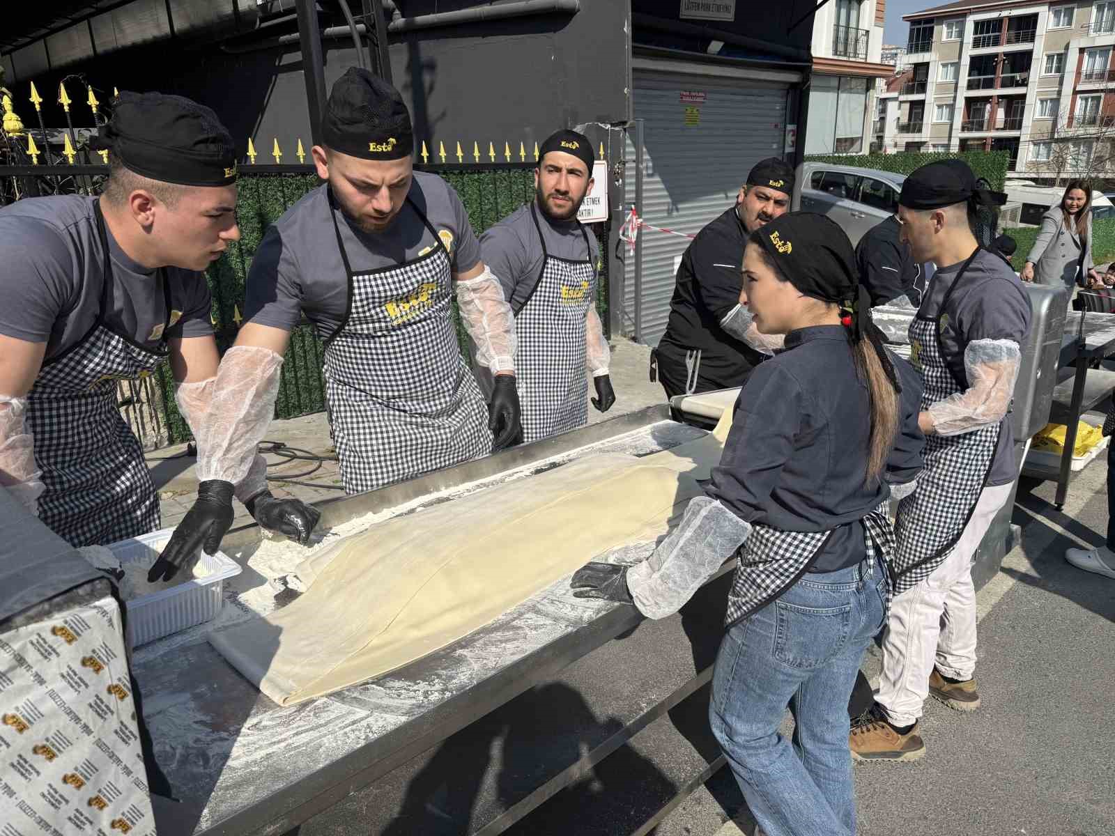 istanbulda lahmacun rekoru 63 metrelik dev lahmacun guinnesse girdi 0 NWsCpnLl