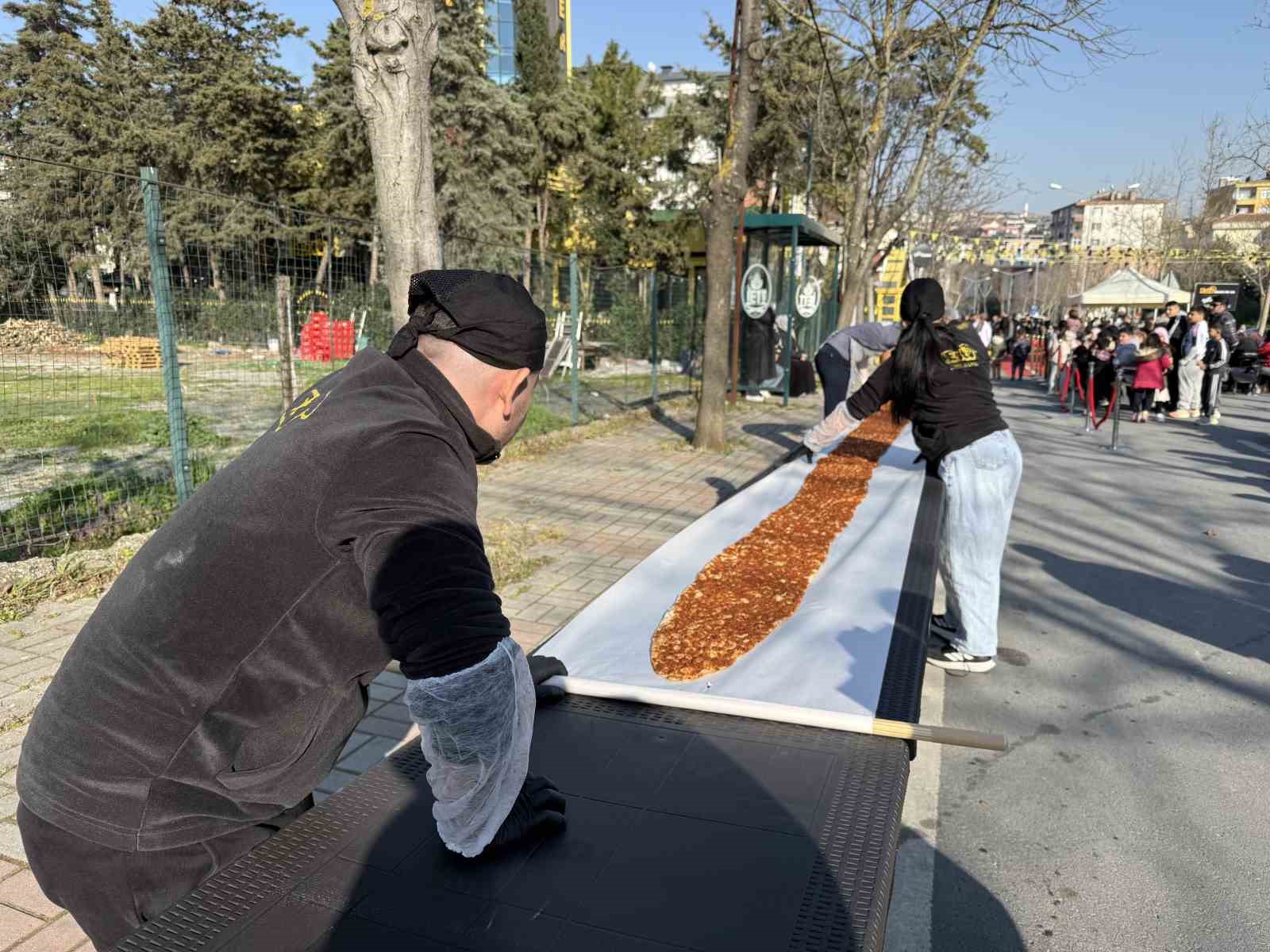 istanbulda lahmacun rekoru 63 metrelik dev lahmacun guinnesse girdi 1 eZ28ErA6
