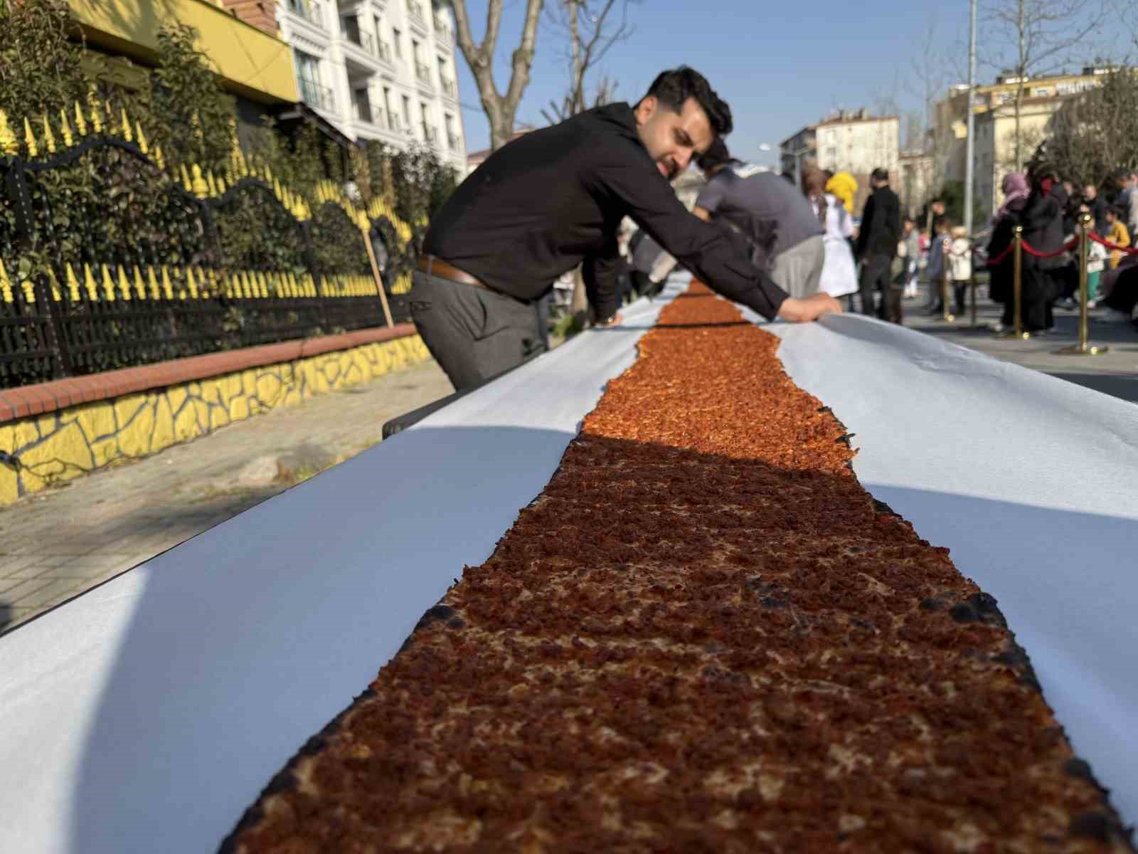istanbulda lahmacun rekoru 63 metrelik dev lahmacun guinnesse girdi 3 zAjOsJll