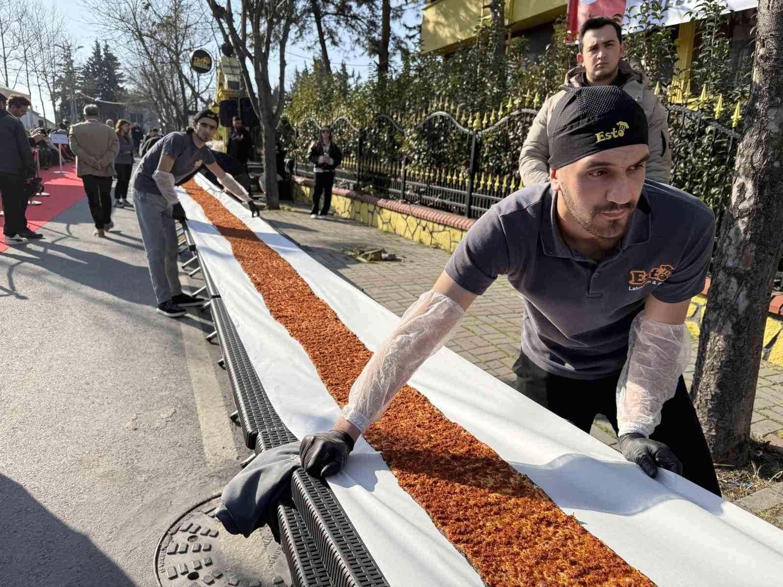 istanbulda lahmacun rekoru 63 metrelik dev lahmacun guinnesse girdi 4 VyaWk8D6