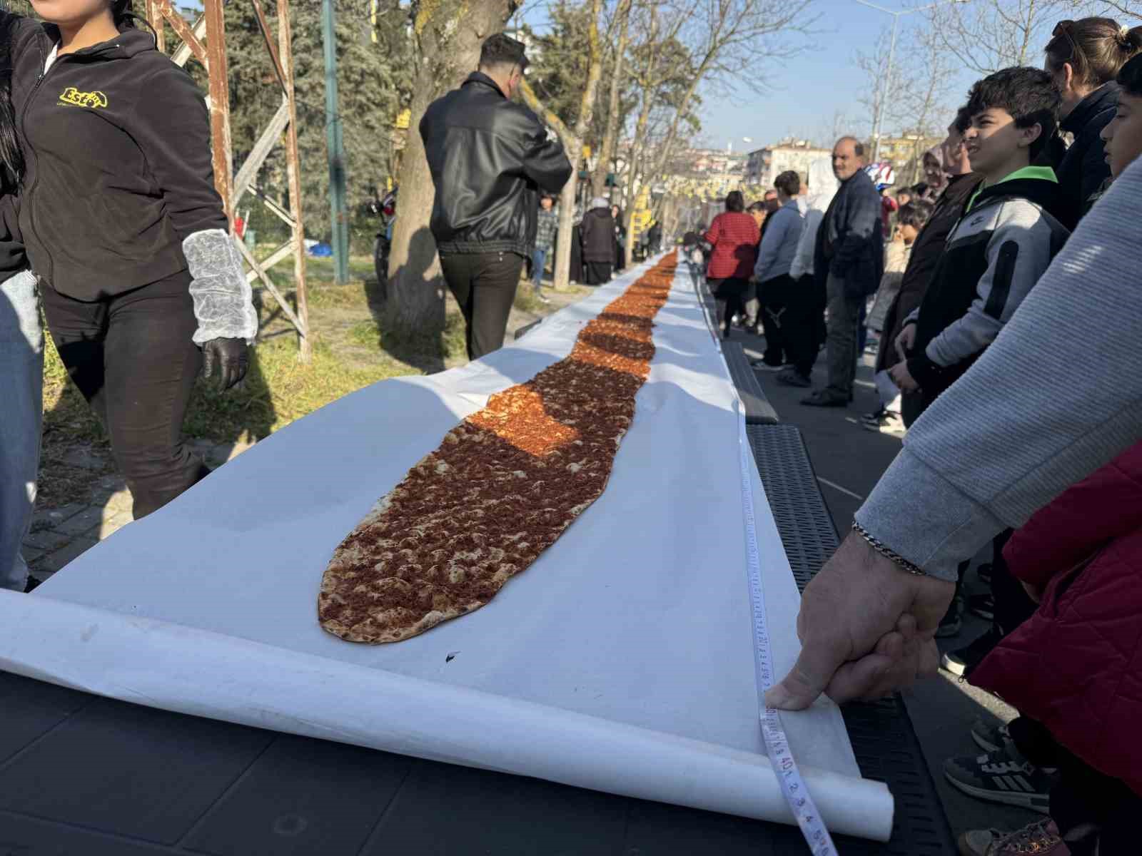 istanbulda lahmacun rekoru 63 metrelik dev lahmacun guinnesse girdi 5 n9OwjVQd