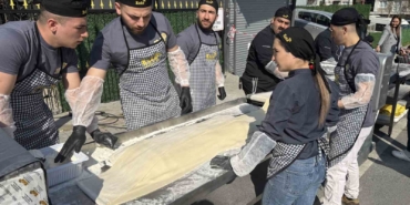 istanbulda-lahmacun-rekoru-63-metrelik-dev-lahmacun-guinnesse-girdi-LFj4JfUm.jpg