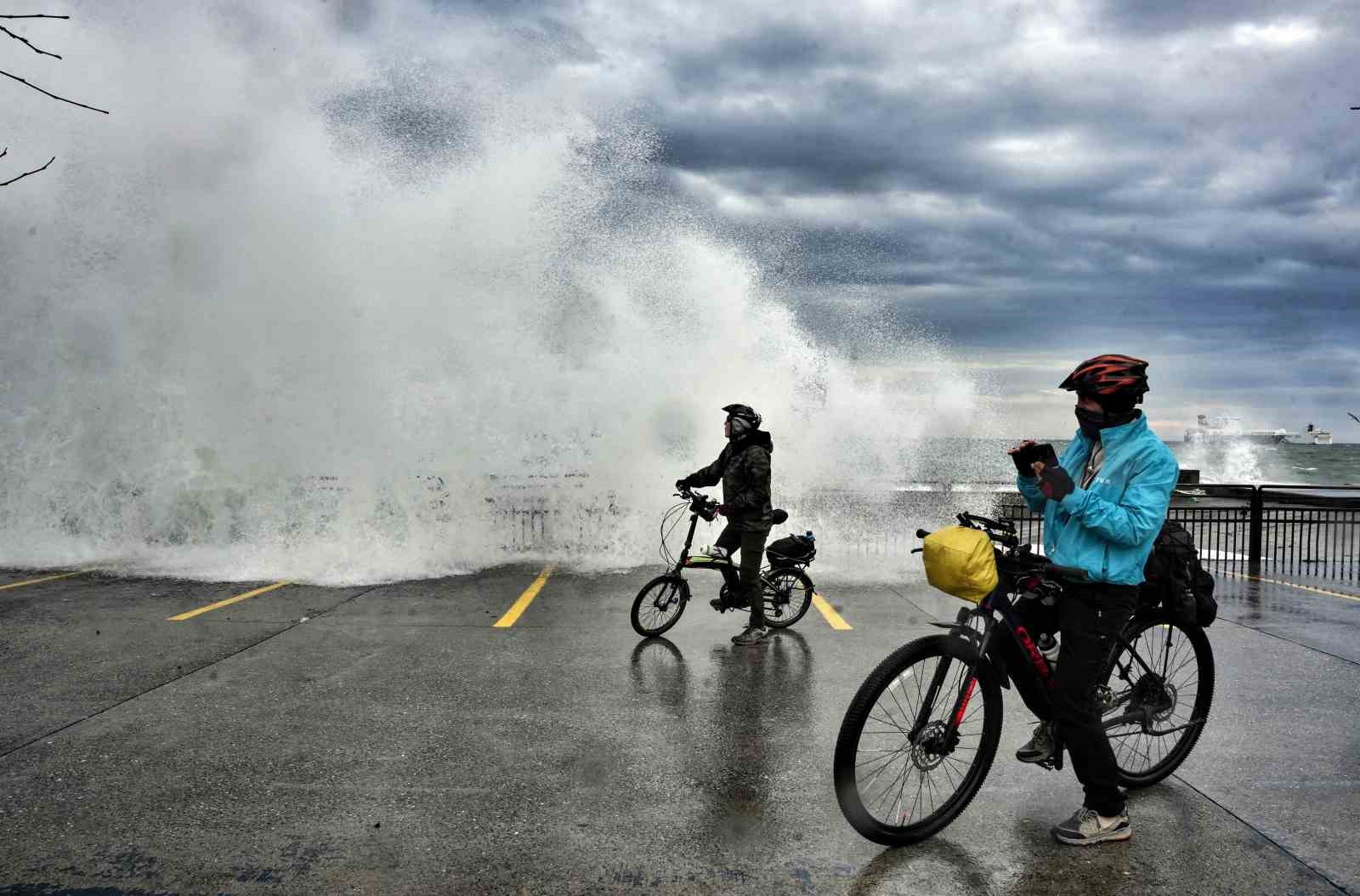 istanbulda lodos etkili oldu dev dalgalar sahili kapladi 2 laBs8L7p