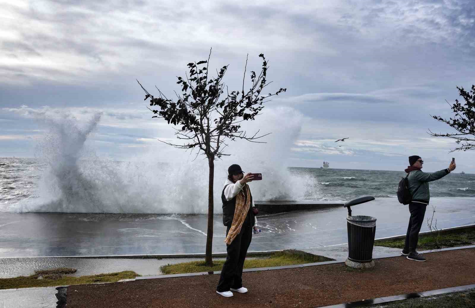 istanbulda lodos etkili oldu dev dalgalar sahili kapladi 7