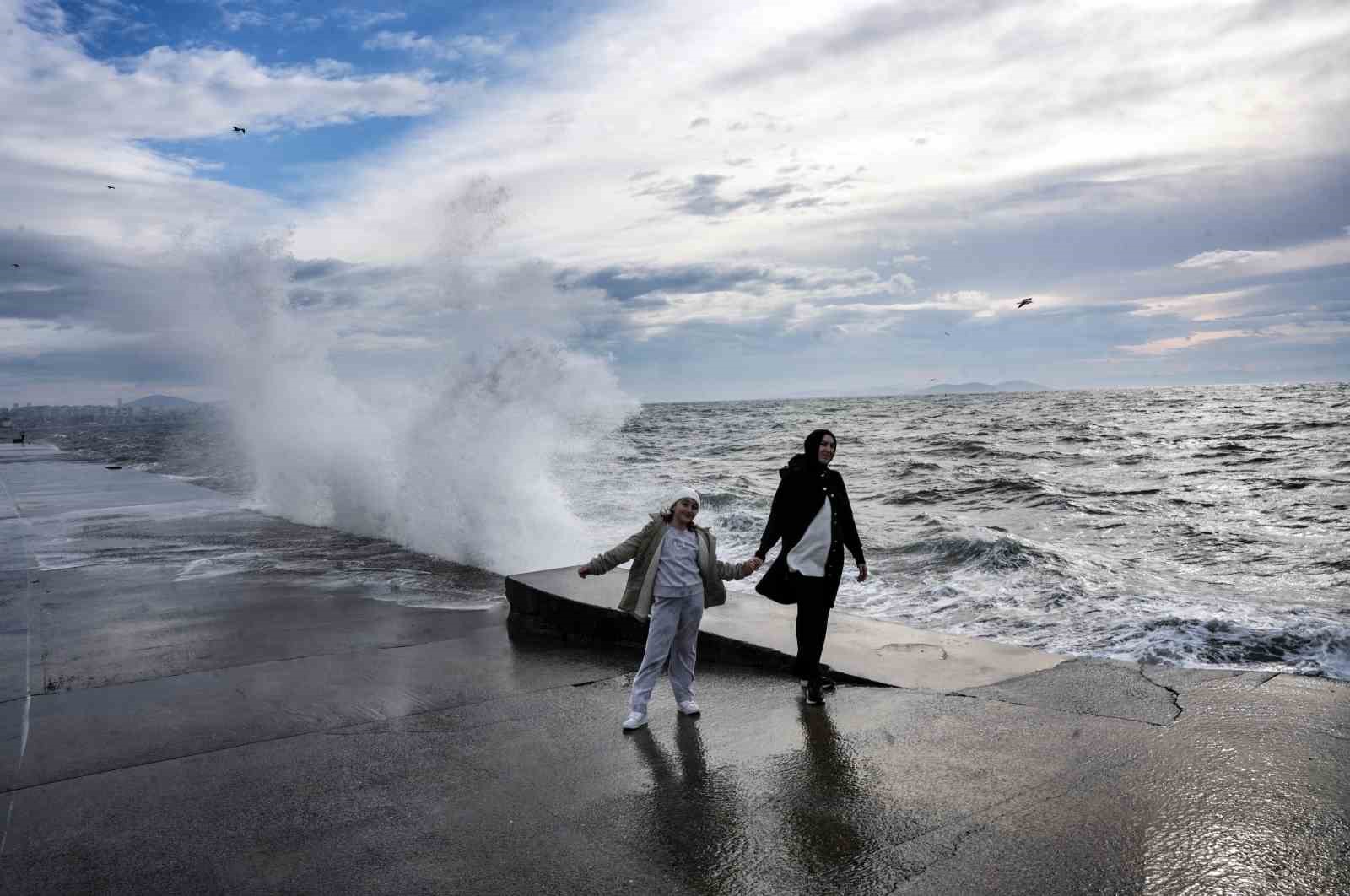 istanbulda lodos etkili oldu dev dalgalar sahili kapladi 8