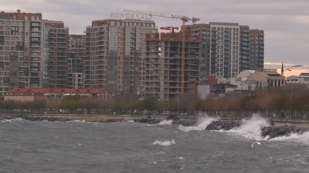 istanbulda lodos etkili oluyor fatih ve zeytinburnunda dev dalgalar 0 l44aKFG4