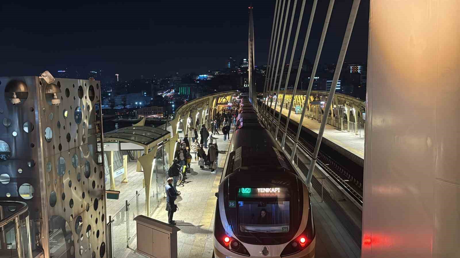 istanbulda metro arizasi seferler aksadi duraklarda yogunluk olustu 0