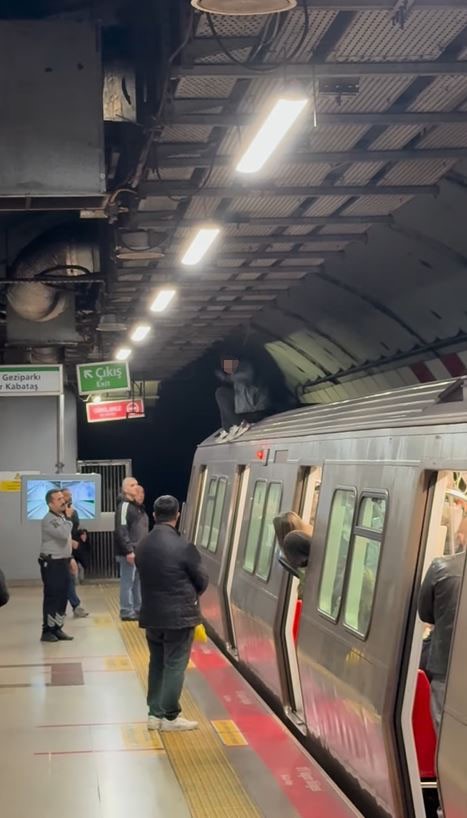 İstanbul’da metroda yaşanan ilginç anlar kamerada 5 istanbulda metroda yasanan ilginc anlar kamerada 1