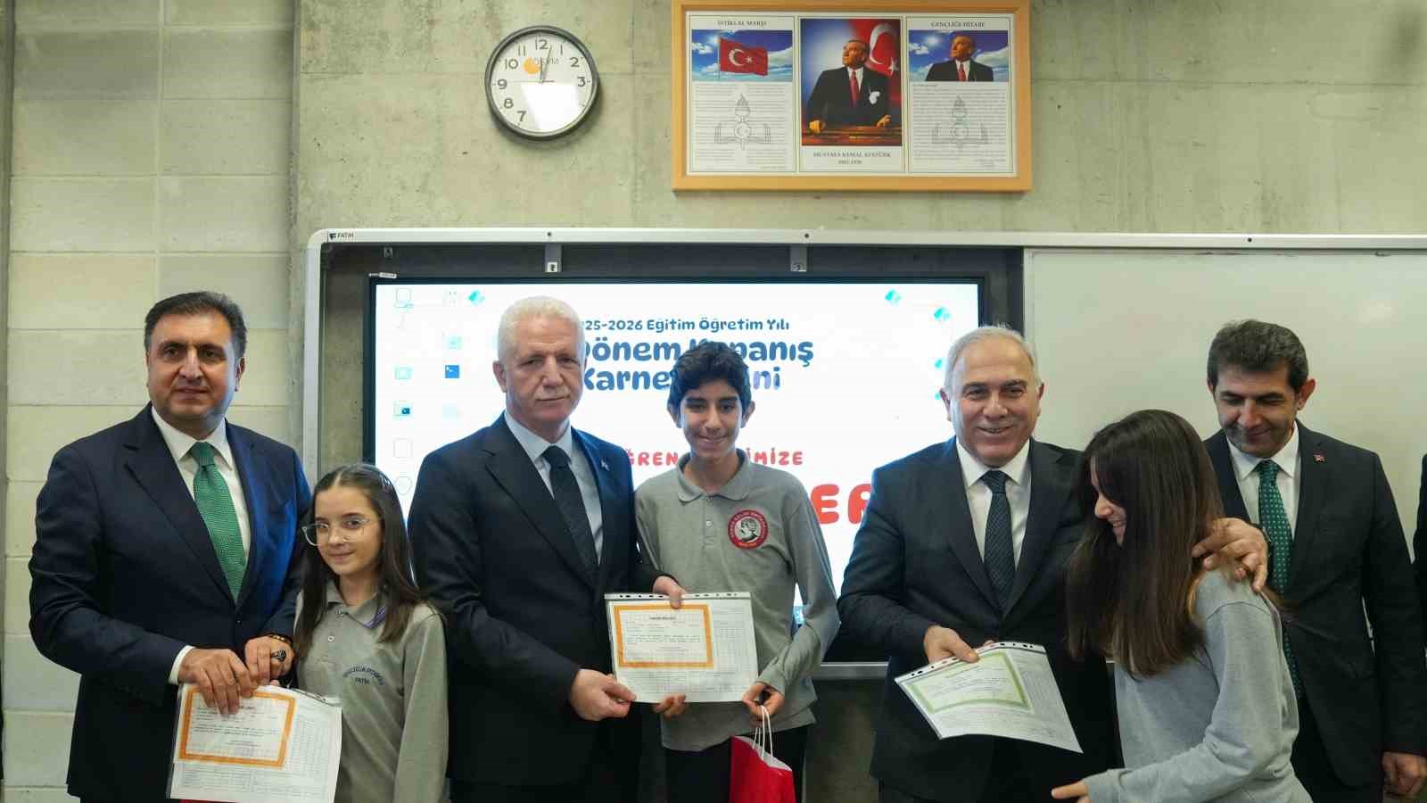 istanbulda okullarda karne heyecani yasandi 5 ZnGsnmVp