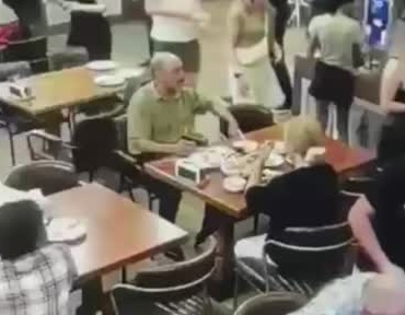 istanbulda-restoranlardaki-musterilerin-cantasini-calan-cocuk-hirsiz-kamerada-BvLm5yKa.jpg