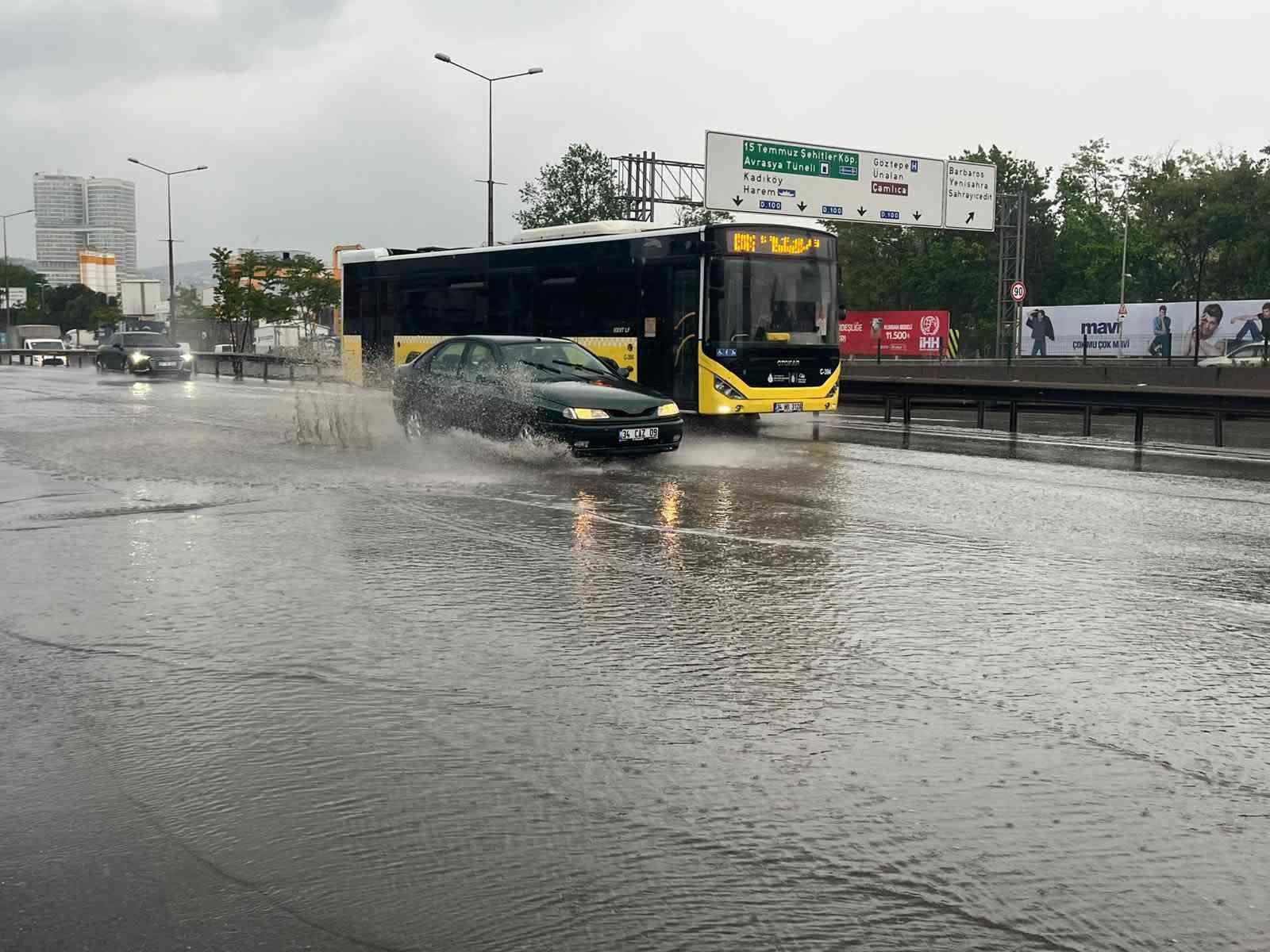 istanbulda saganak etkisini gostermeye basladi yollar gole dondu 0 fVKtqL78