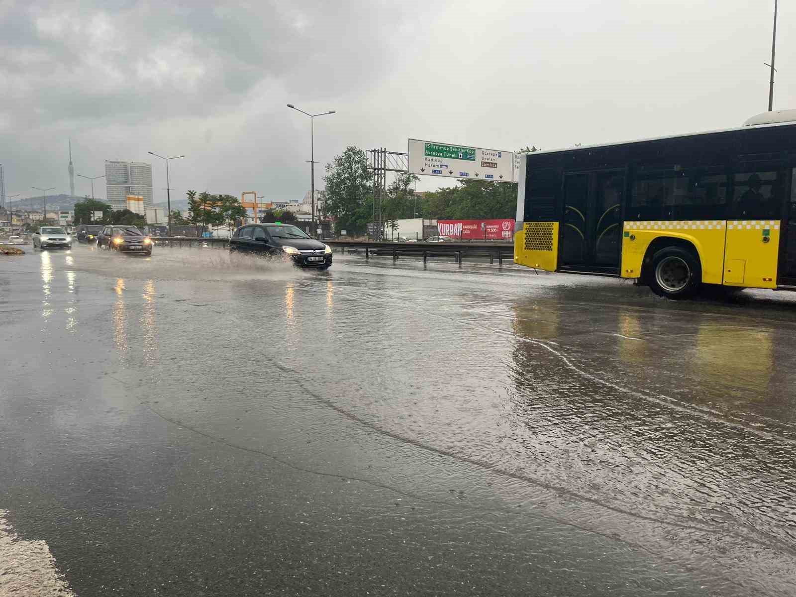 istanbulda saganak etkisini gostermeye basladi yollar gole dondu 1 OCtgVAnU