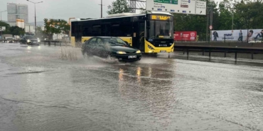istanbulda-saganak-etkisini-gostermeye-basladi-yollar-gole-dondu-zkU9YqzS.jpg