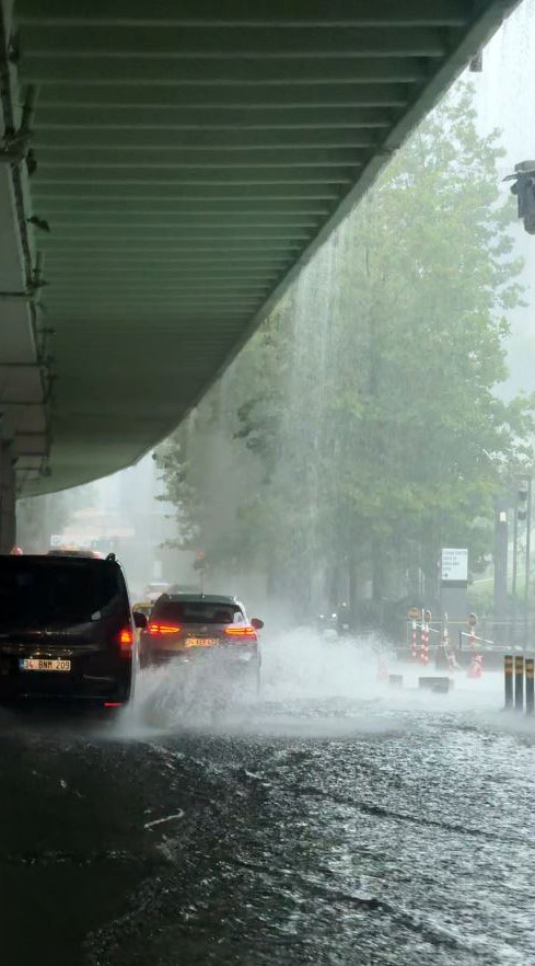 İstanbul’da sağanak nedeniyle rögarlar taştı, caddeler ve köprü altları göle döndü 4 istanbulda saganak nedeniyle rogarlar tasti caddeler ve kopru altlari gole dondu 0 vh73IzTz