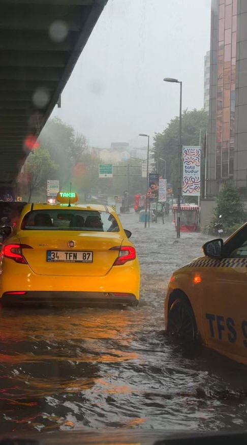 İstanbul’da sağanak nedeniyle rögarlar taştı, caddeler ve köprü altları göle döndü 5 istanbulda saganak nedeniyle rogarlar tasti caddeler ve kopru altlari gole dondu 1 Sa847CpO
