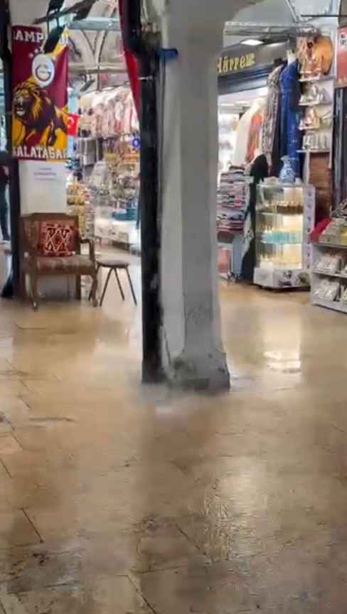 İstanbul’da sağanak nedeniyle rögarlar taştı, caddeler ve köprü altları göle döndü 7 istanbulda saganak nedeniyle rogarlar tasti caddeler ve kopru altlari gole dondu 3 9pTMvZT4