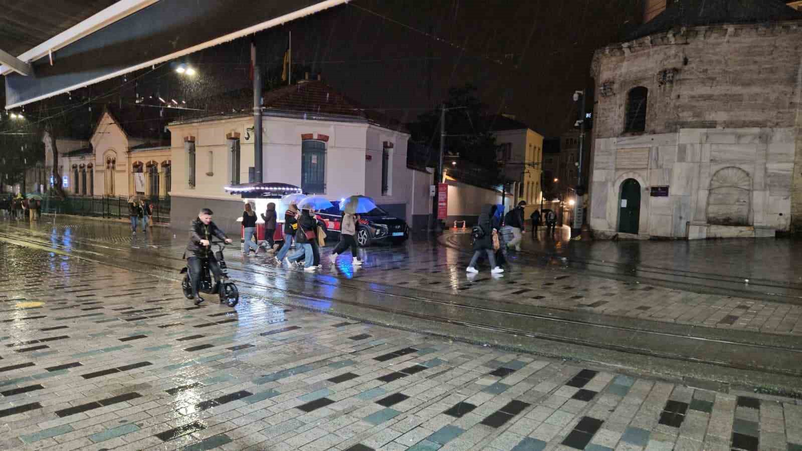 istanbulda saganak yagis etkili oluyor 5 XGCHYCAN